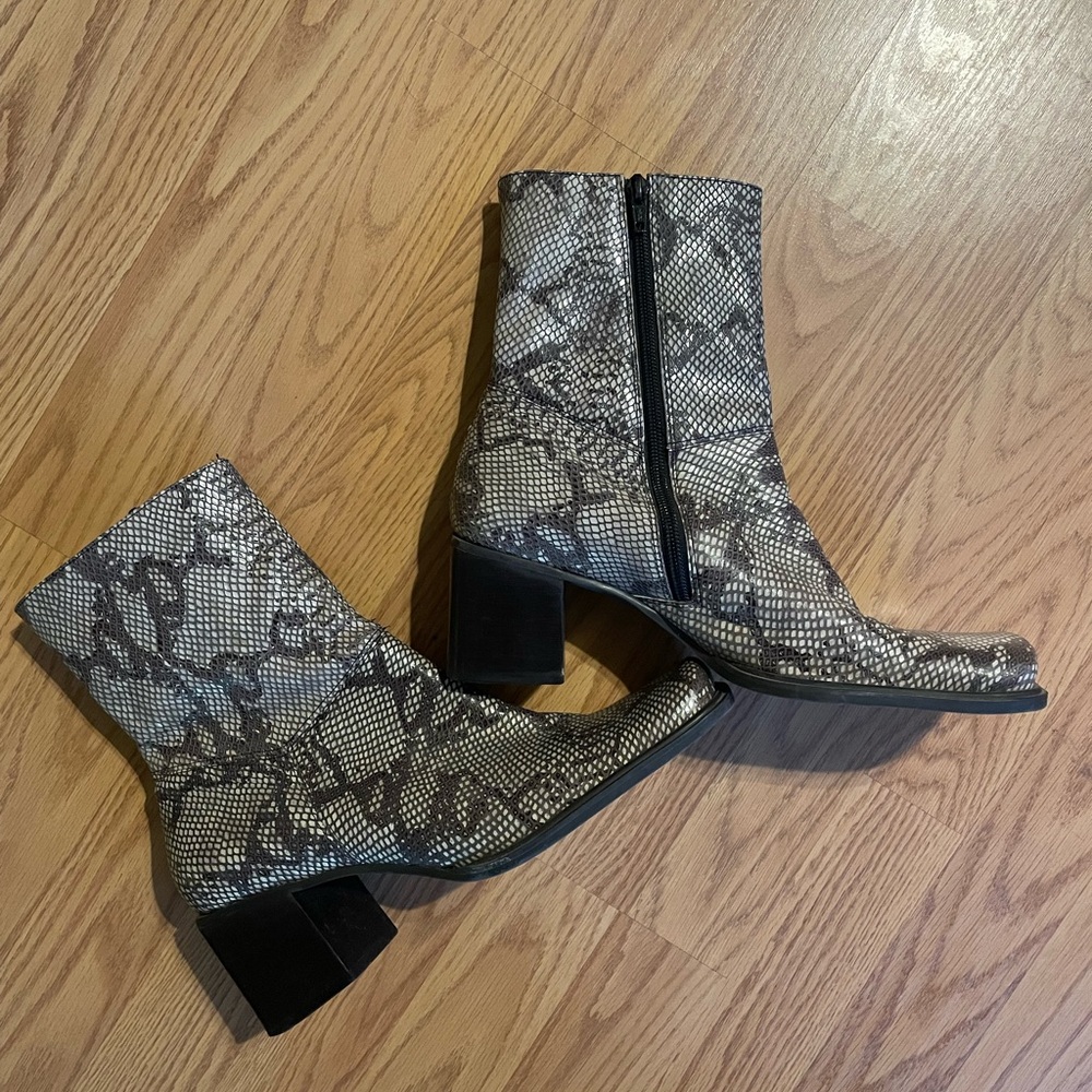 Kenneth Cole Haystack Snakeskin square toe boots booties size 9